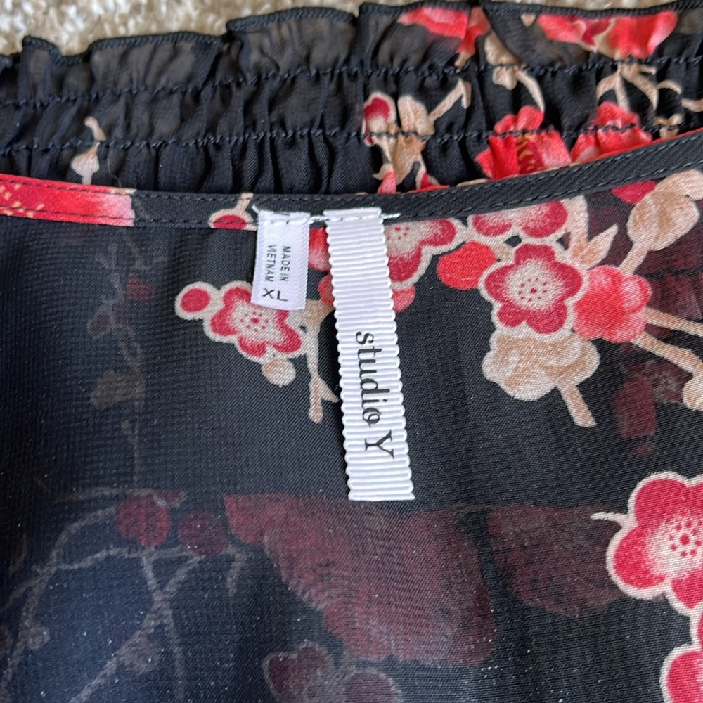 Studio Y Floral Black and Red Women's Top - Picture 5 of 7